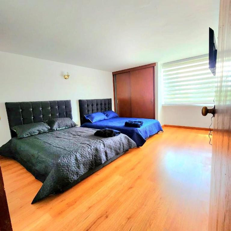 Large house minutes from Zona T and Parque la 93 - Six-Bedroom House - 56