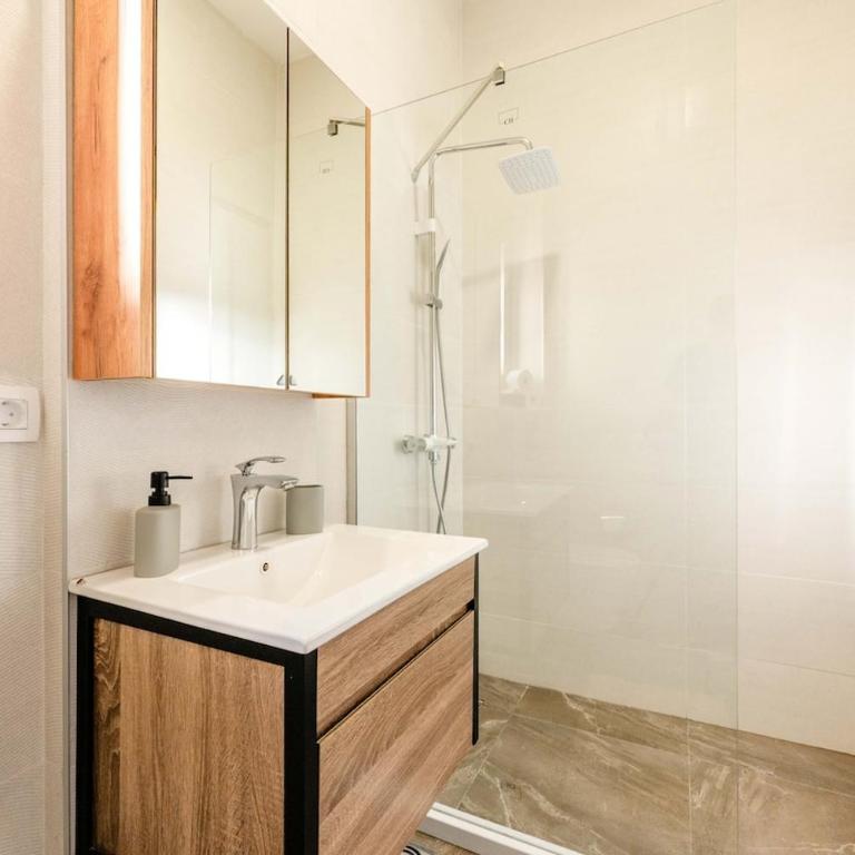 Elegant Seafront Apartment, Top Floor Oasis - Apartman sa 2 Spavaće Sobe - 16