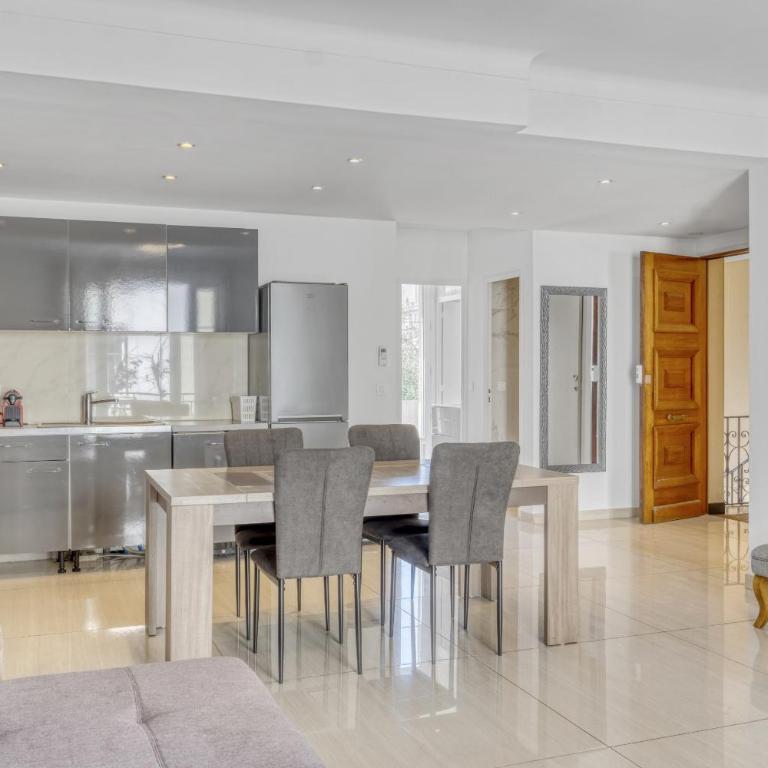 Spacious 2 Bed - 5 mn du Palais - Calme - Balcon - Apartment mit 2 Schlafzimmern - 14