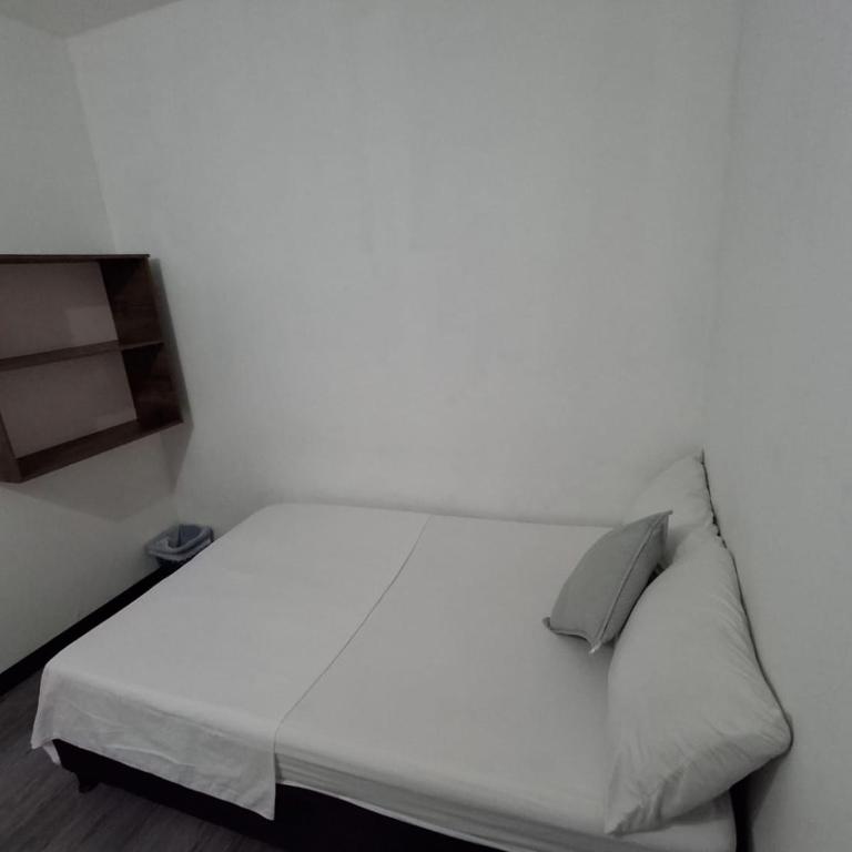 Hostal Machu Picchu Medellín - Double Room with Shared Bathroom - 2