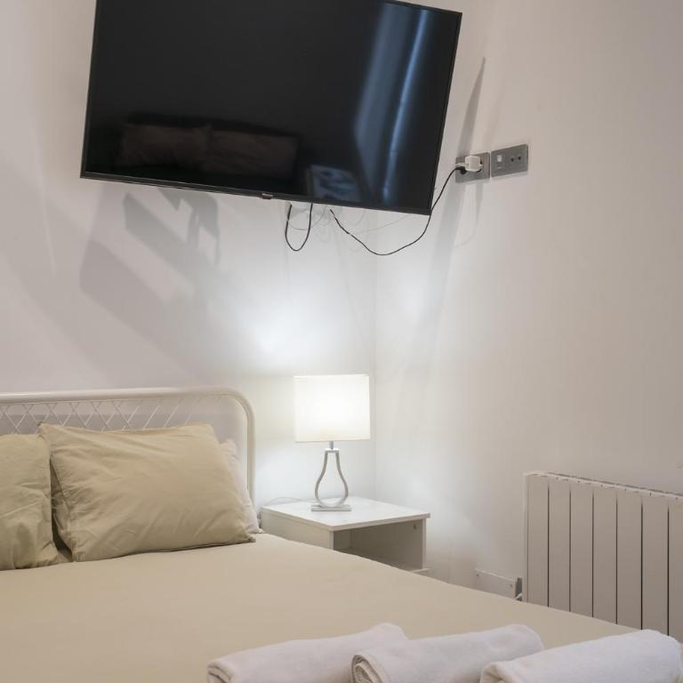 Tu Oasis Urbano con Jardín y Relax - Apartment - 3