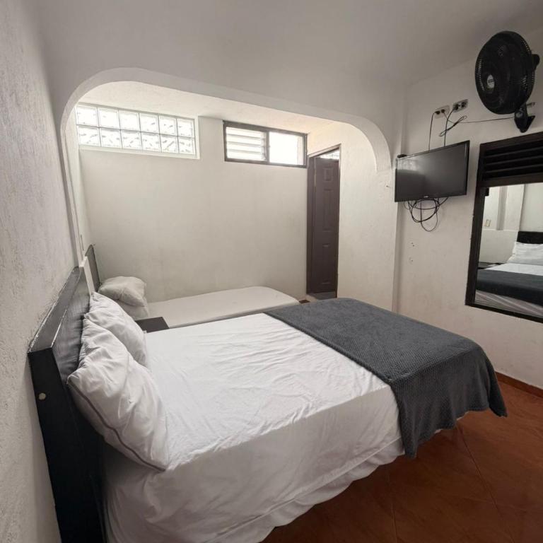 ISABELINAS HOTEL Villeta - Habitación Familiar con baño privado - 3