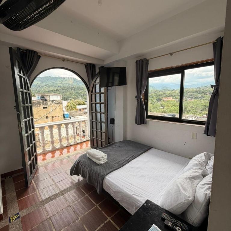 ISABELINAS HOTEL Villeta - Habitación Doble con balcón - 7