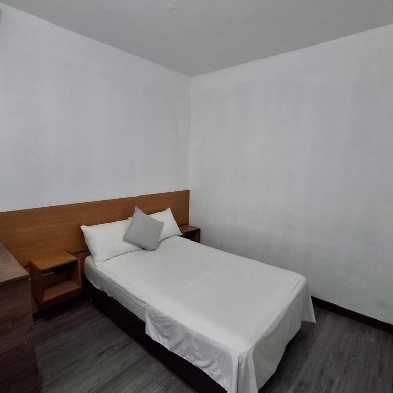 Hostal Machu Picchu Medellín - Double Room with Private External Bathroom - 1