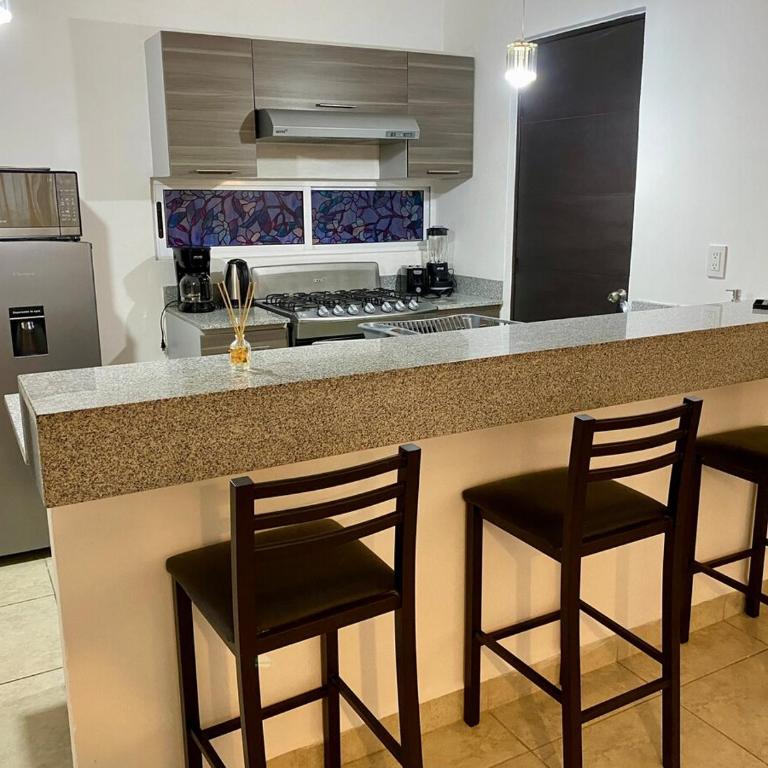 Elegant 2BR 2BA Retreat Pools 24x7 Sec - Apartamento de 2 dormitorios - 6