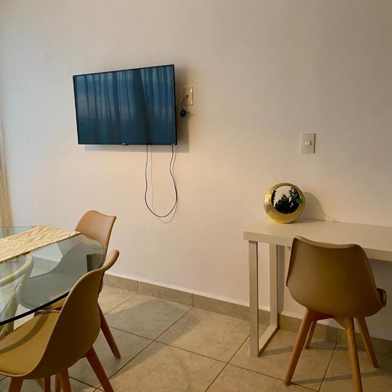 Elegant 2BR 2BA Retreat Pools 24x7 Sec - Apartamento de 2 dormitorios - 65