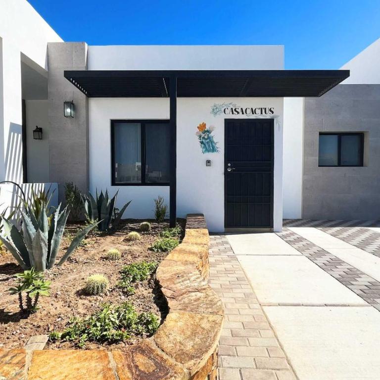 Contemporary In-Town Home with Pool Casa Cactus - Apartment - 3