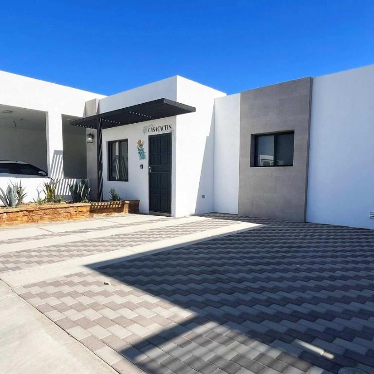 Contemporary In-Town Home with Pool Casa Cactus - Apartment - 37