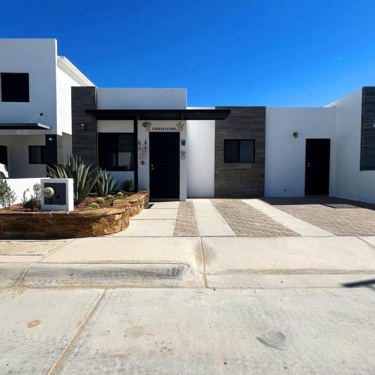 Contemporary In-Town Home with Pool Casa Llama - Apartment - 28