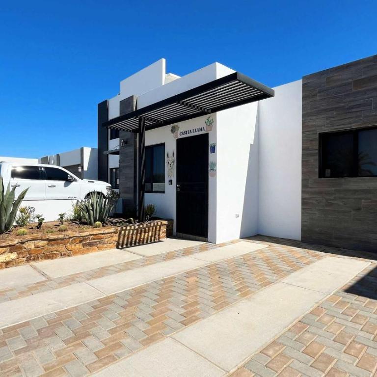Contemporary In-Town Home with Pool Casa Llama - Apartment - 29