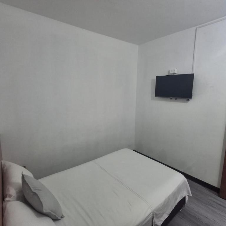 Hostal Machu Picchu Medellin - Double Room with Private External Bathroom - 2