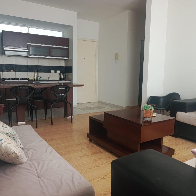 En El Corazón de Santa Cruz, De Dos dormitorios Elegante y Comodo - Two-Bedroom Apartment - 1