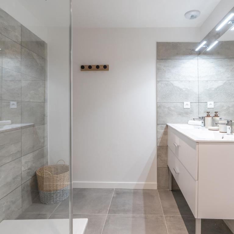 Casernette N O YourHostHelper - Two-Bedroom Apartment - 2