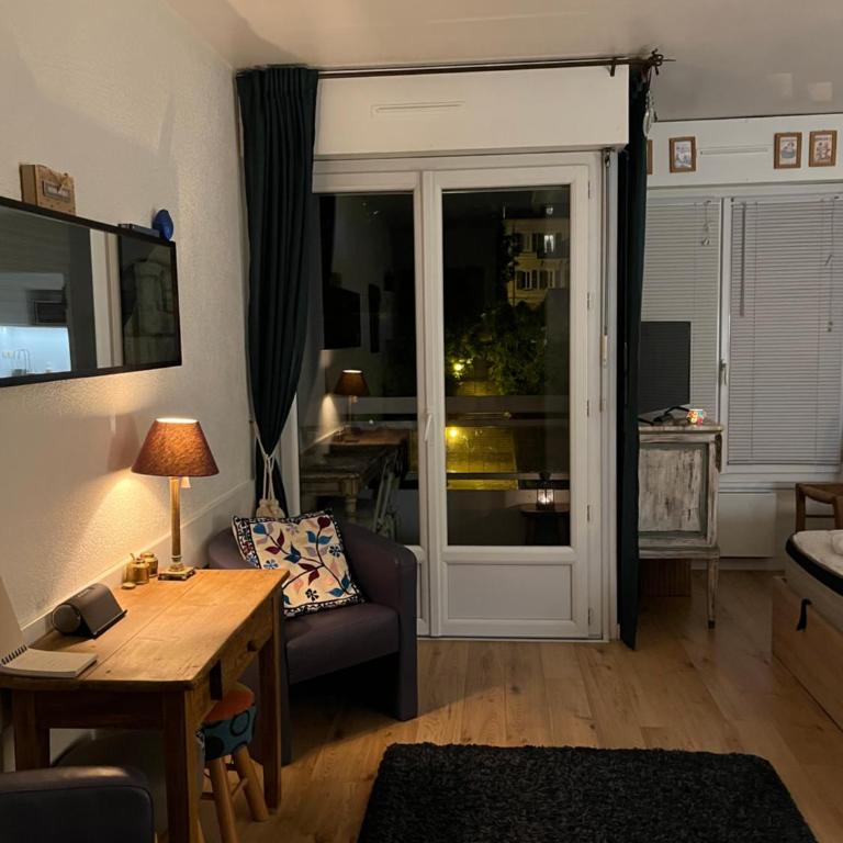 Appt cosy , vue sur le Revard , 5mn à pied du centre ville , 10mn à pied des thermes et de la gare - Studio - 16