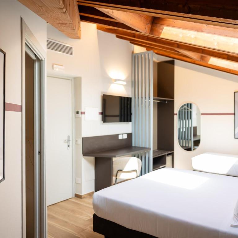 RossoVino Milano Boutique - Superior Triple Room - 3