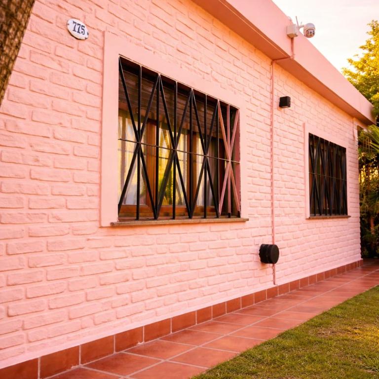 CASA SOL, encantadora casa a dos cuadras de la Laguna, con estufa a leña, pileta y parque en Complejo El Solcito - Casa de 2 dormitorios - 2