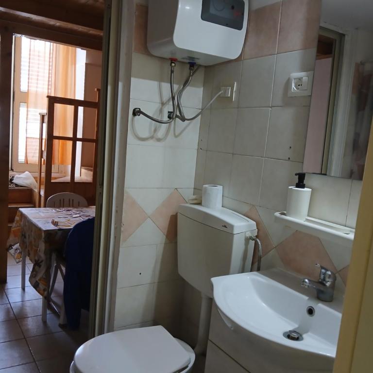Tri-na-krì-a - Three-Bedroom House - 7