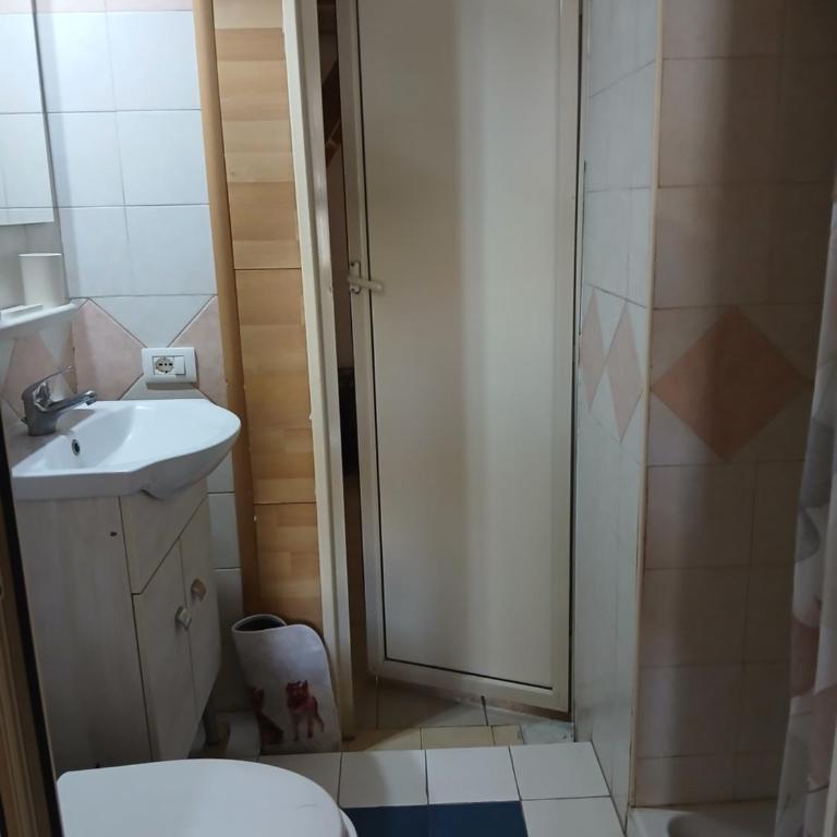 Tri-na-krì-a - Three-Bedroom House - 6