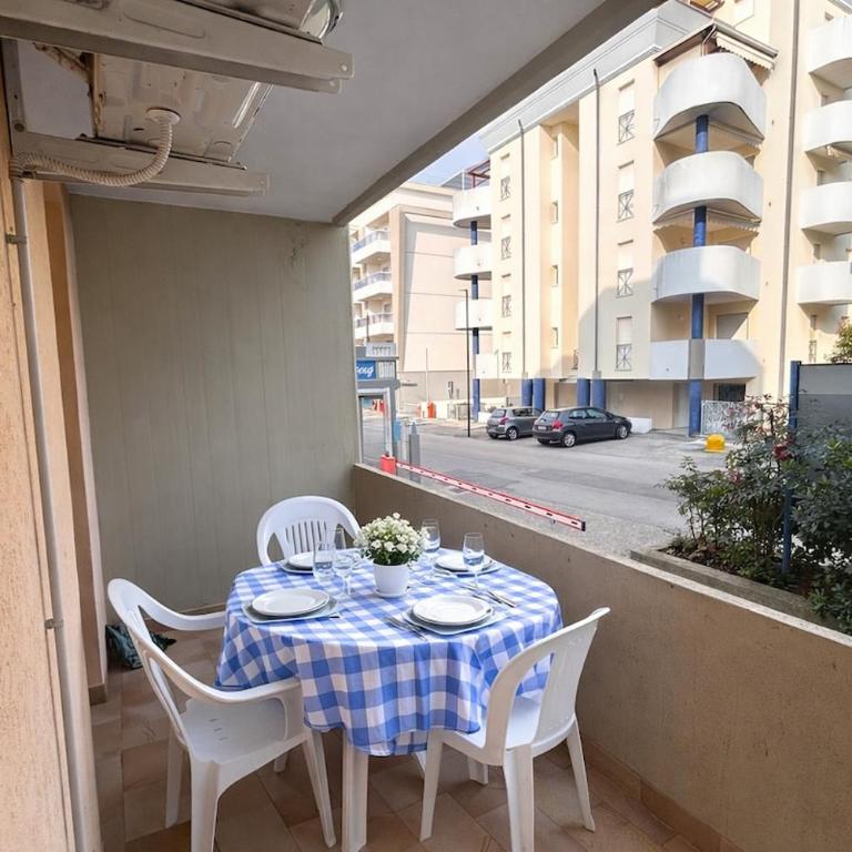 Three room apartment near the beach and the center - Two-Bedroom Apartment - 9