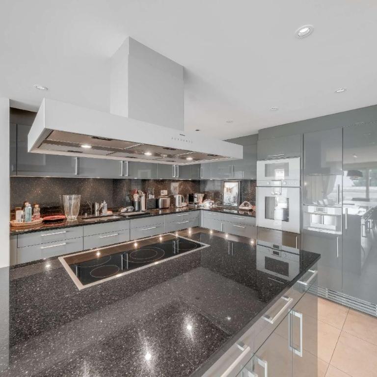 Luxury 4-Bedroom Residence at Le National Montreux by GuestLee - Apartment - 18