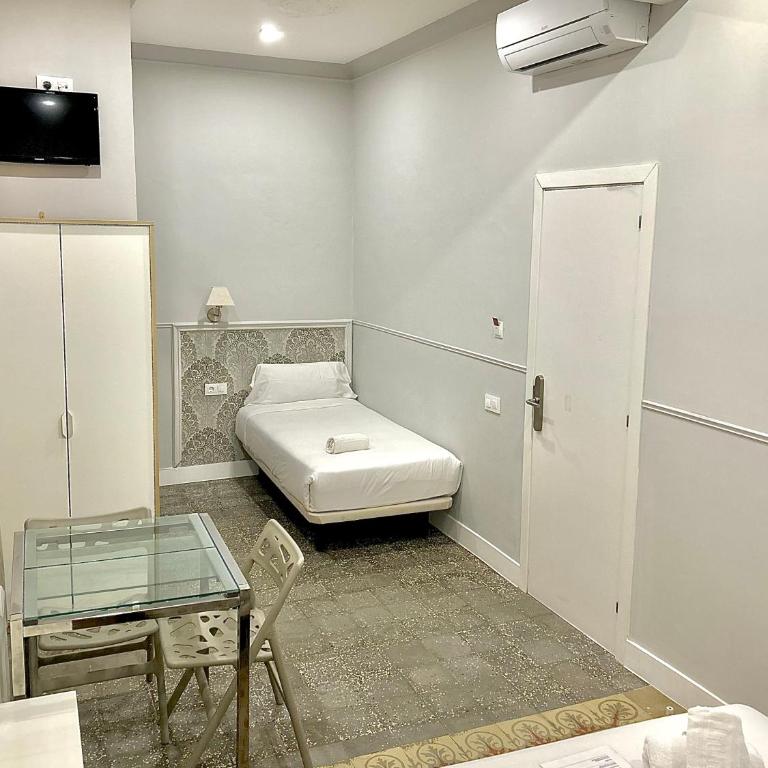 Hostal Medea - Triple Room - 2