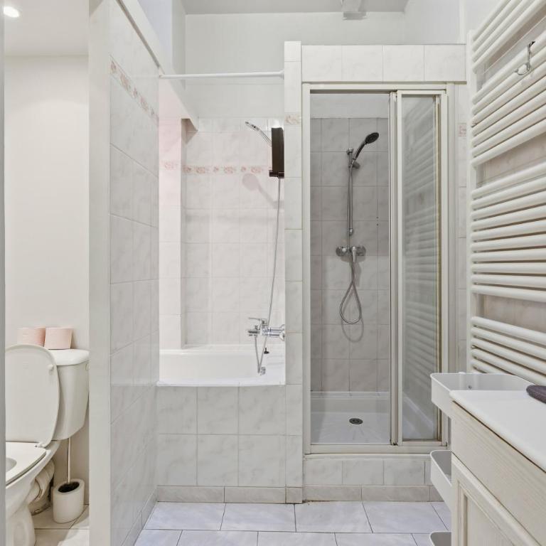 Modern Paris 2BR Apartment-Central Stay with Netflix - Two-Bedroom Apartment - 17