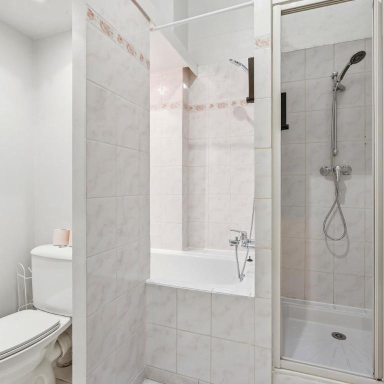 Modern Paris 2BR Apartment-Central Stay with Netflix - Two-Bedroom Apartment - 18