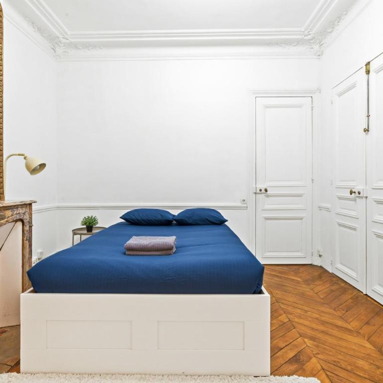 Modern Paris 2BR Apartment-Central Stay with Netflix - Two-Bedroom Apartment - 7