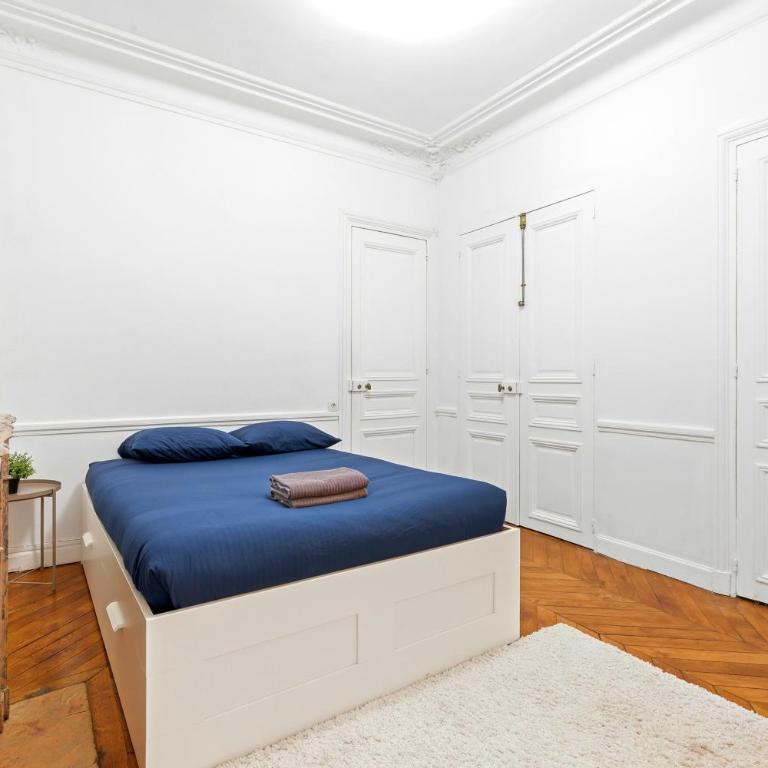 Modern Paris 2BR Apartment-Central Stay with Netflix - Two-Bedroom Apartment - 8