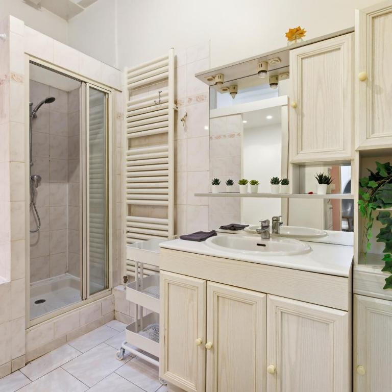 Modern Paris 2BR Apartment-Central Stay with Netflix - Two-Bedroom Apartment - 12