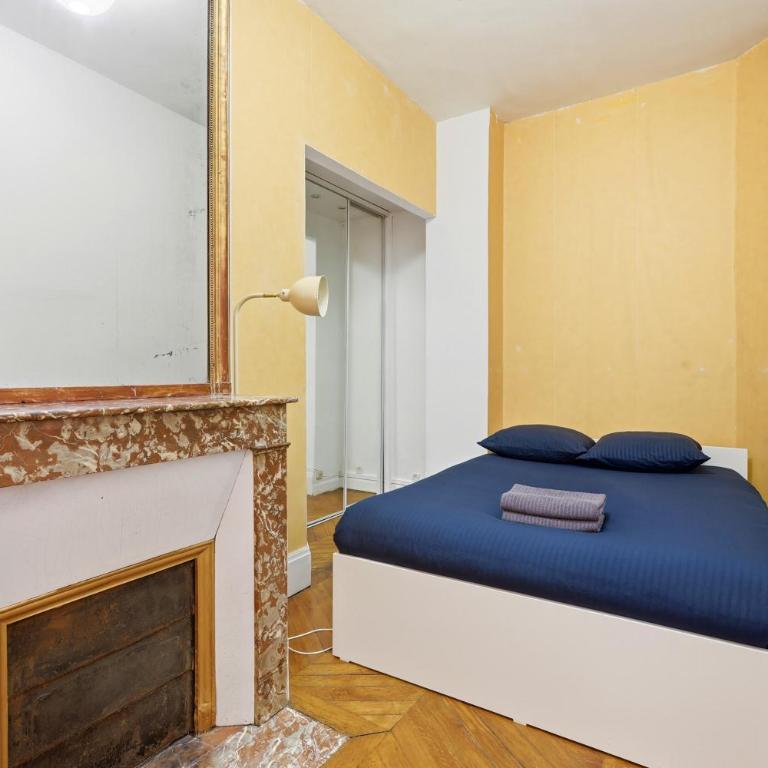 Modern Paris 2BR Apartment-Central Stay with Netflix - Two-Bedroom Apartment - 11