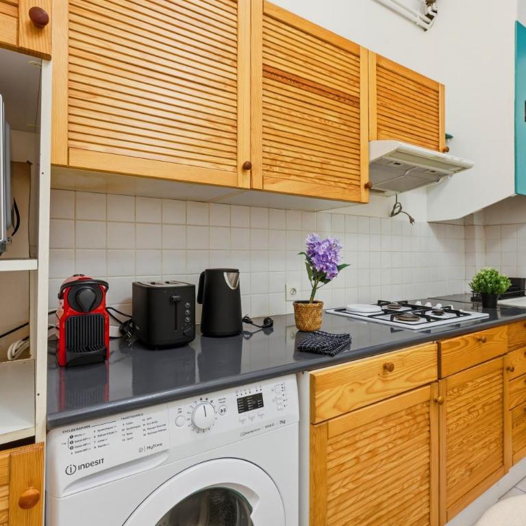 Modern Paris 2BR Apartment-Central Stay with Netflix - Two-Bedroom Apartment - 15