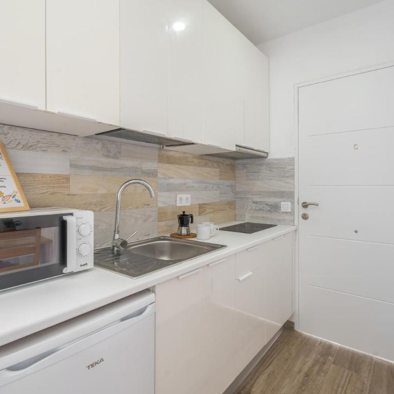 Céntrico Ático con Terraza Privada - Estudio con vistas a las montañas - 6