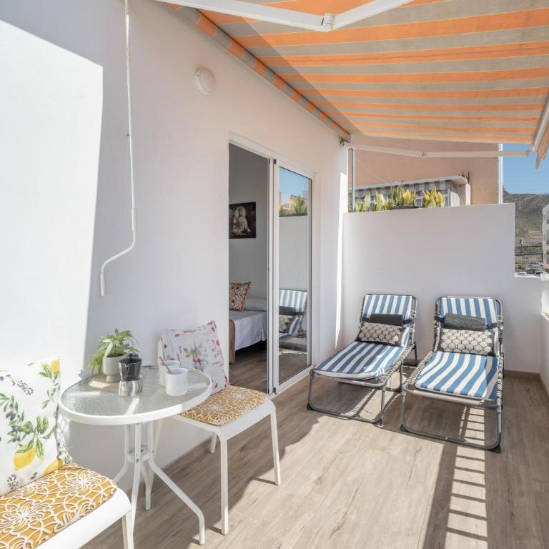 Céntrico Ático con Terraza Privada - Estudio con vistas a las montañas - 1
