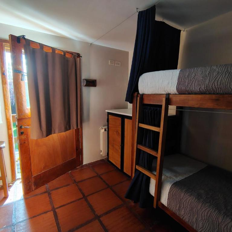 Calafate Hostel - Cama individual en habitación compartida con baño dentro de la habitación - 4 camas - 5