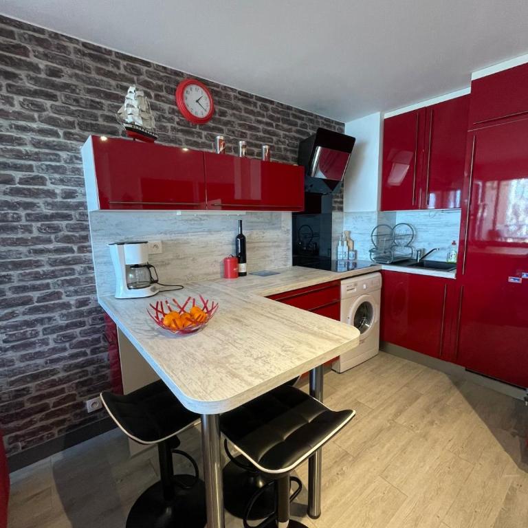Red Pearl- Piscine, parking privé, Appartement pour 4 personnes tout équipé, plage de Richelieu à 200 mètres - One-Bedroom Apartment - 2
