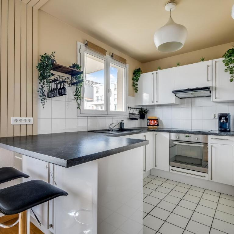 ANJA - Top Hôte Paris - Appartement rénové 6 pers - Parking - Métro 12 - Two-Bedroom Apartment - 5