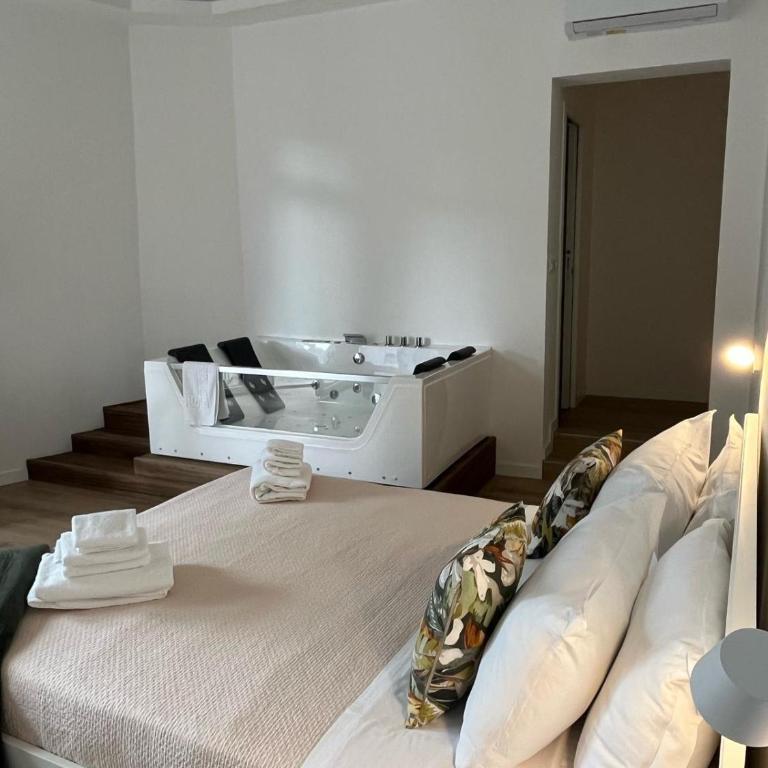 September's Suites - Studio with Spa Bath - 5