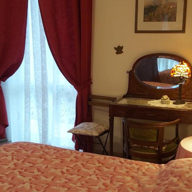 Cozy Charlotte's Room - Double Room with Private Bathroom - 12