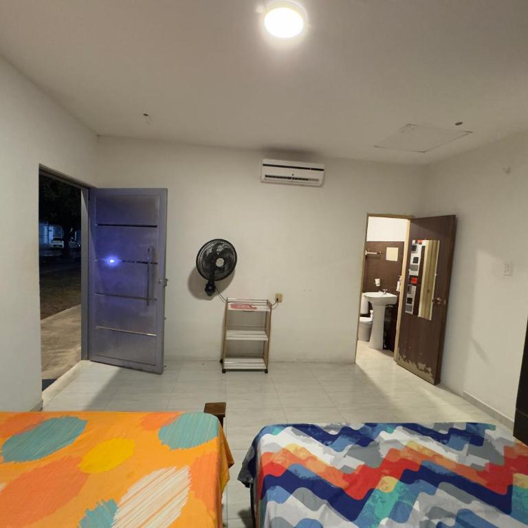 Habitaciónes Entradas Privadas independientes tipo APTO - Habitación Doble con baño - 2 camas - 16