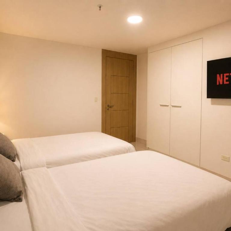 Big Family 3BR Pool Gym Near, Parking, AC, WIFI, El Dorado - Three-Bedroom Premium Apartment - 11