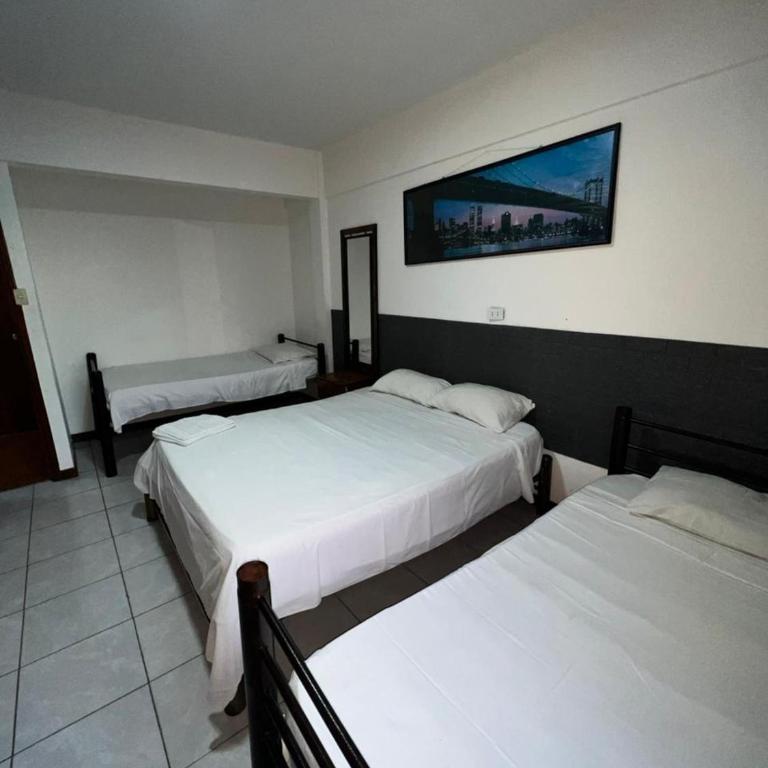 Ibiza Hostel Suites - Habitación Triple - 1