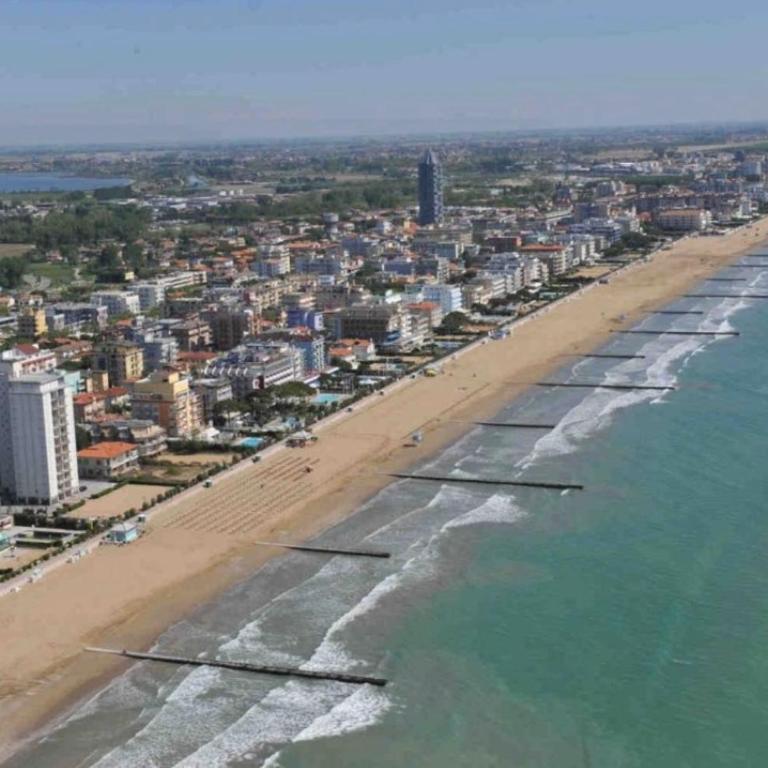 APPARTAMENTO ROSSO - OVER THE RAINBOW APARTMENTS LIDO di JESOLO A 200m dalla Spiaggia Posto Auto Aria Condizionata e Terrazza - Appartamento con 1 Camera da Letto - 3