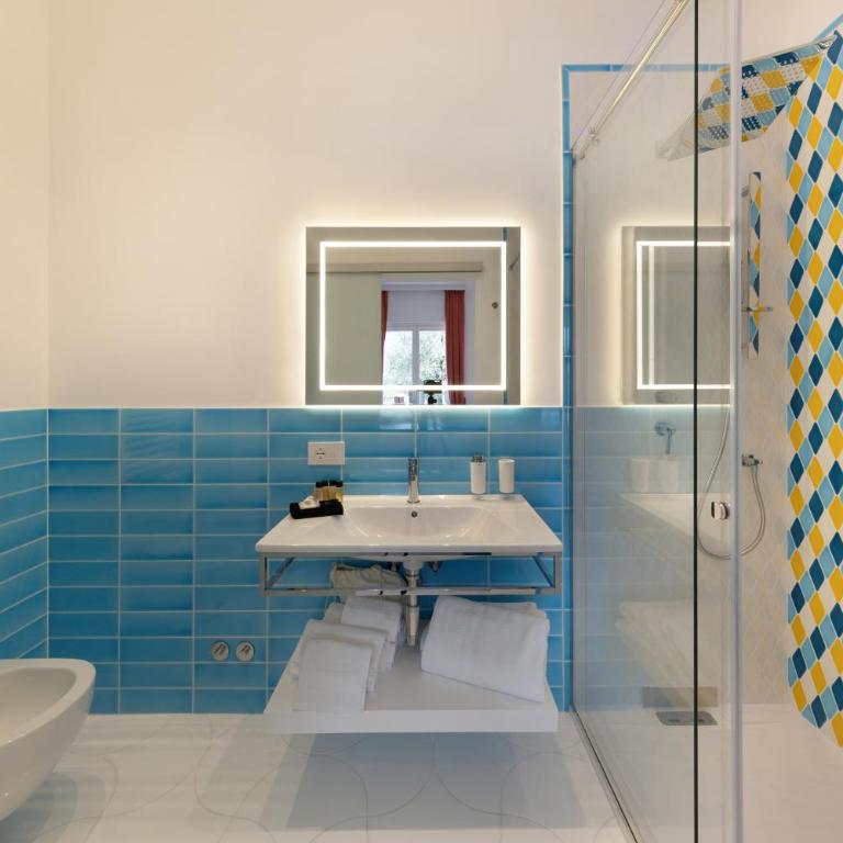 Villa Coralia Sorrento, Luxury Suite in Amalfi Coast, Italia - Deluxe Double Room with Side Sea View - 5