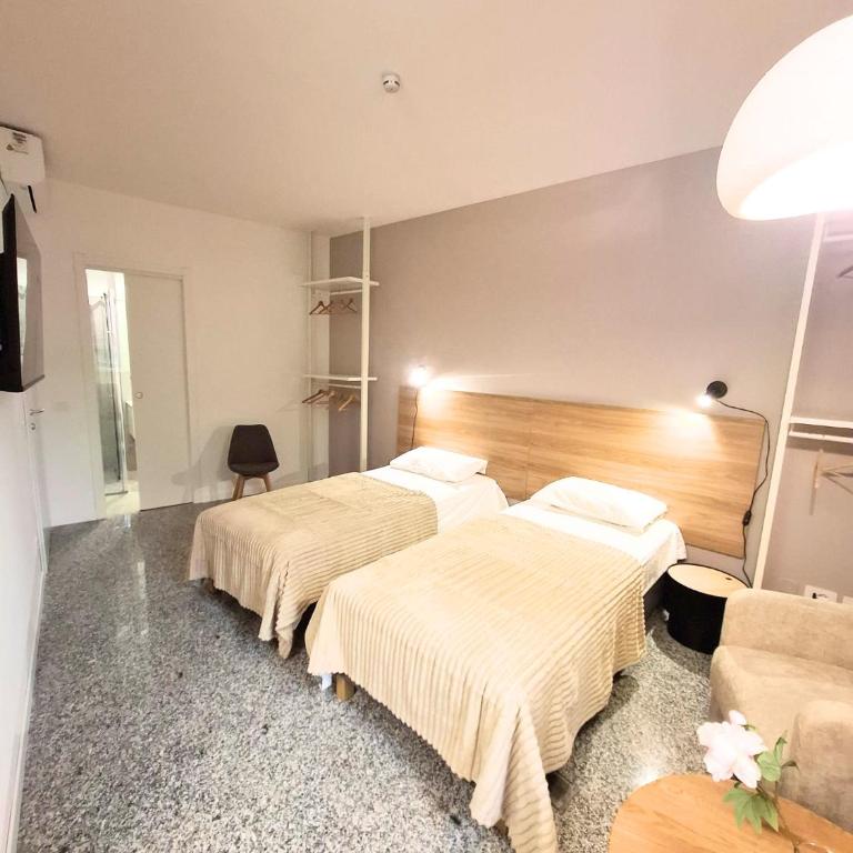 Eva Urban Rooms Centro Lecco - Camera Superior Doppia con Letti Singoli - 7