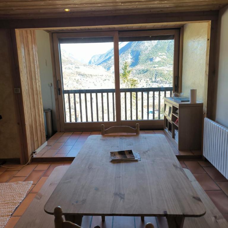 Camp de base idéalement situé à 5 mn de Briançon duplex 6 personnes - Appartement 2 Chambres avec Vue sur la Montagne - 4