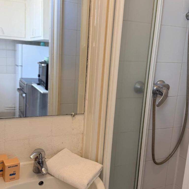 Cozy Studio Near Paris with Terrace, 10 min to Metro - Standard Studio - 8