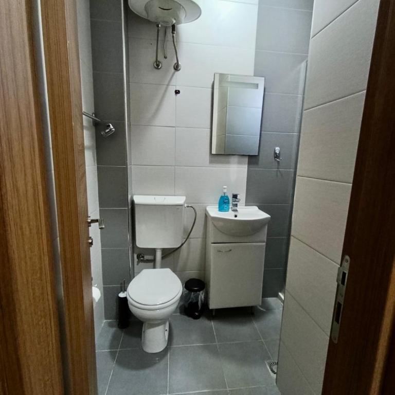 Green Retreat - Two-Bedroom Apartment with Balcony - 5