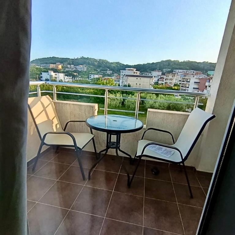 Green Retreat - Two-Bedroom Apartment with Balcony - 12