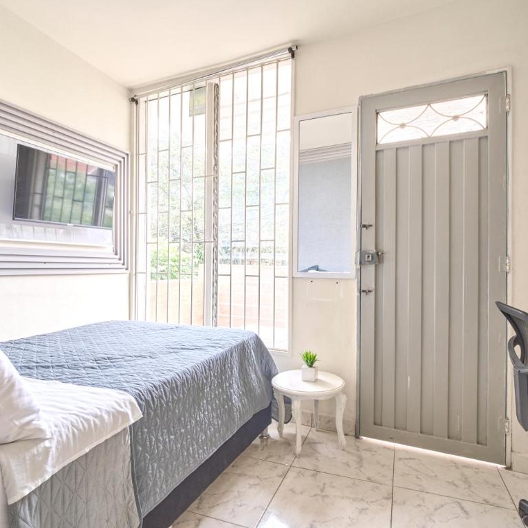 El Poblado Room #1 with Private Bathroom, Balcony in Shared Apartment - Apartamento de 1 dormitorio - 5